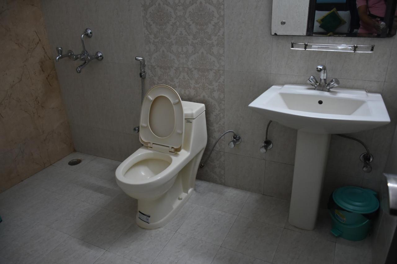 Готель The Abodes House Велика Нойда Екстер'єр фото