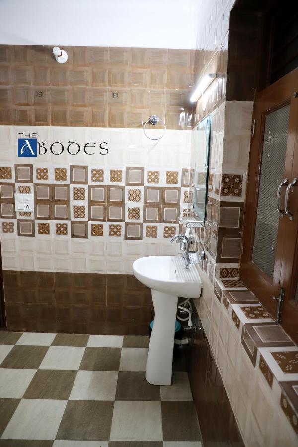 Готель The Abodes House Велика Нойда Екстер'єр фото