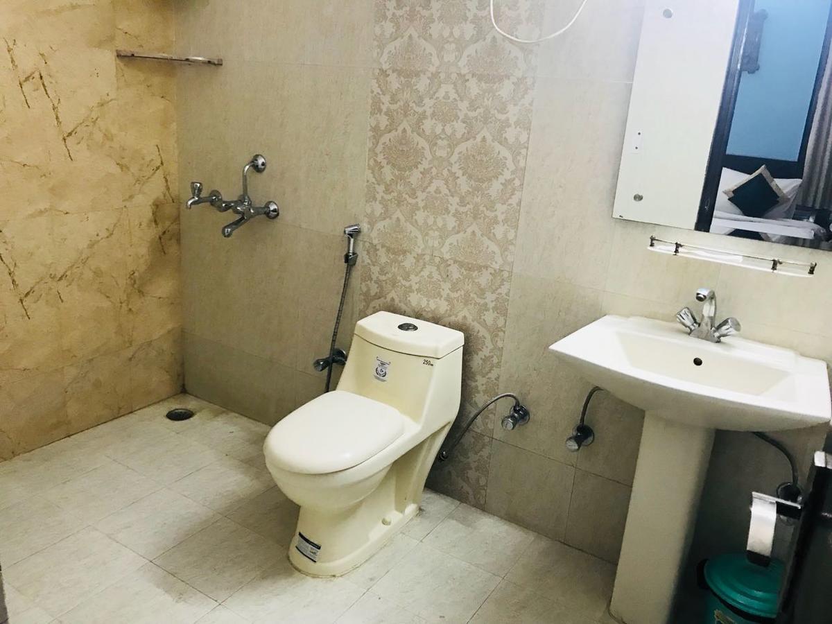 Готель The Abodes House Велика Нойда Екстер'єр фото