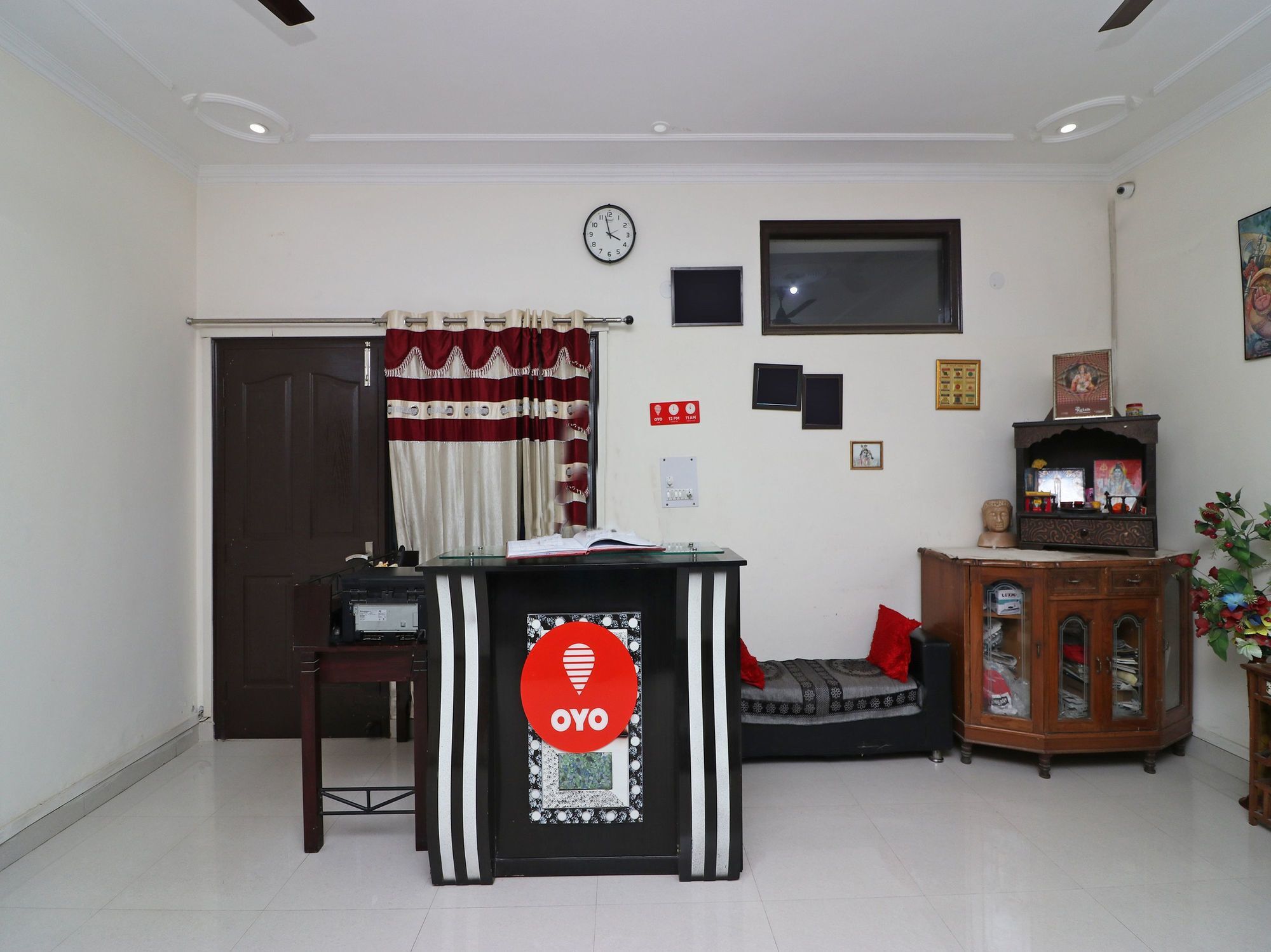 Готель The Abodes House Велика Нойда Екстер'єр фото